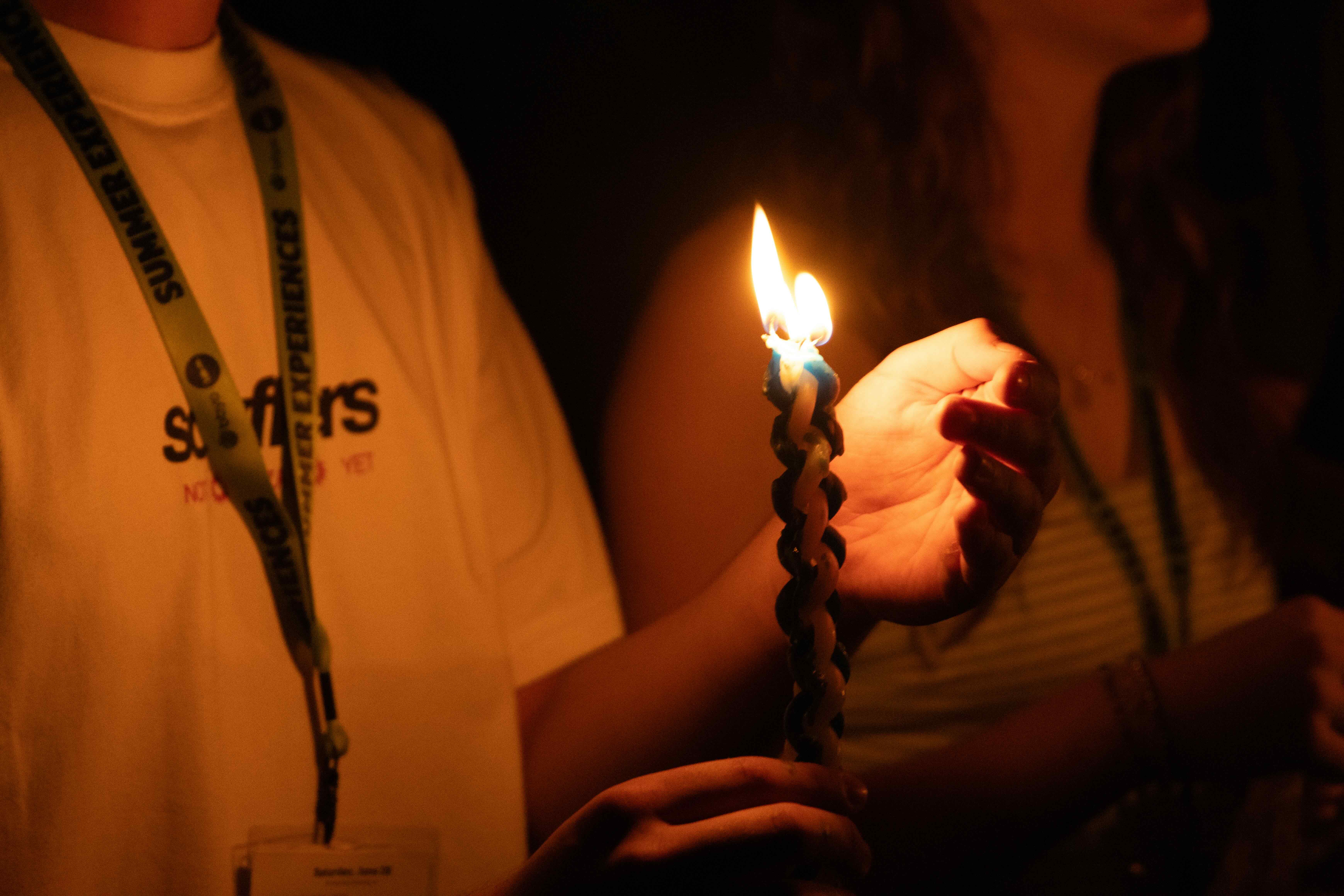 Un groupe de personnes faisant la fête sur scène