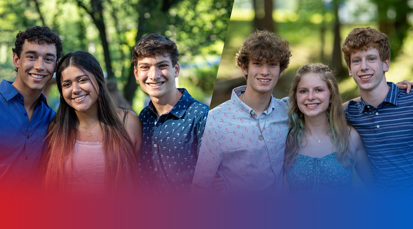 Un groupe de jeunes de tous horizons souriant lors d'un événement communautaire