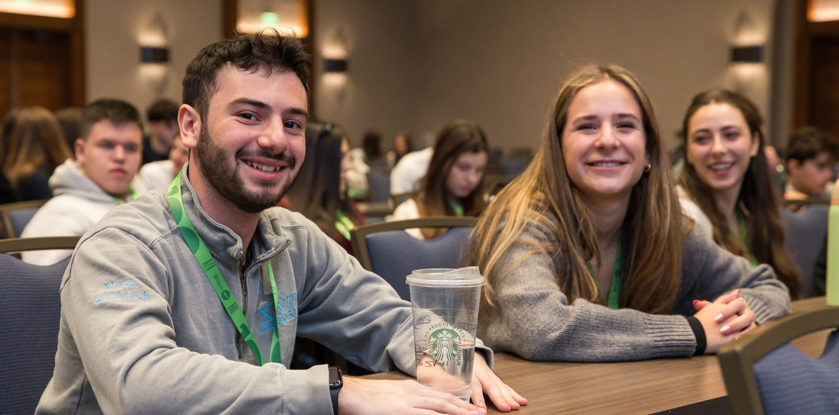 Un groupe de jeunes de tous horizons souriant lors d'un événement communautaire