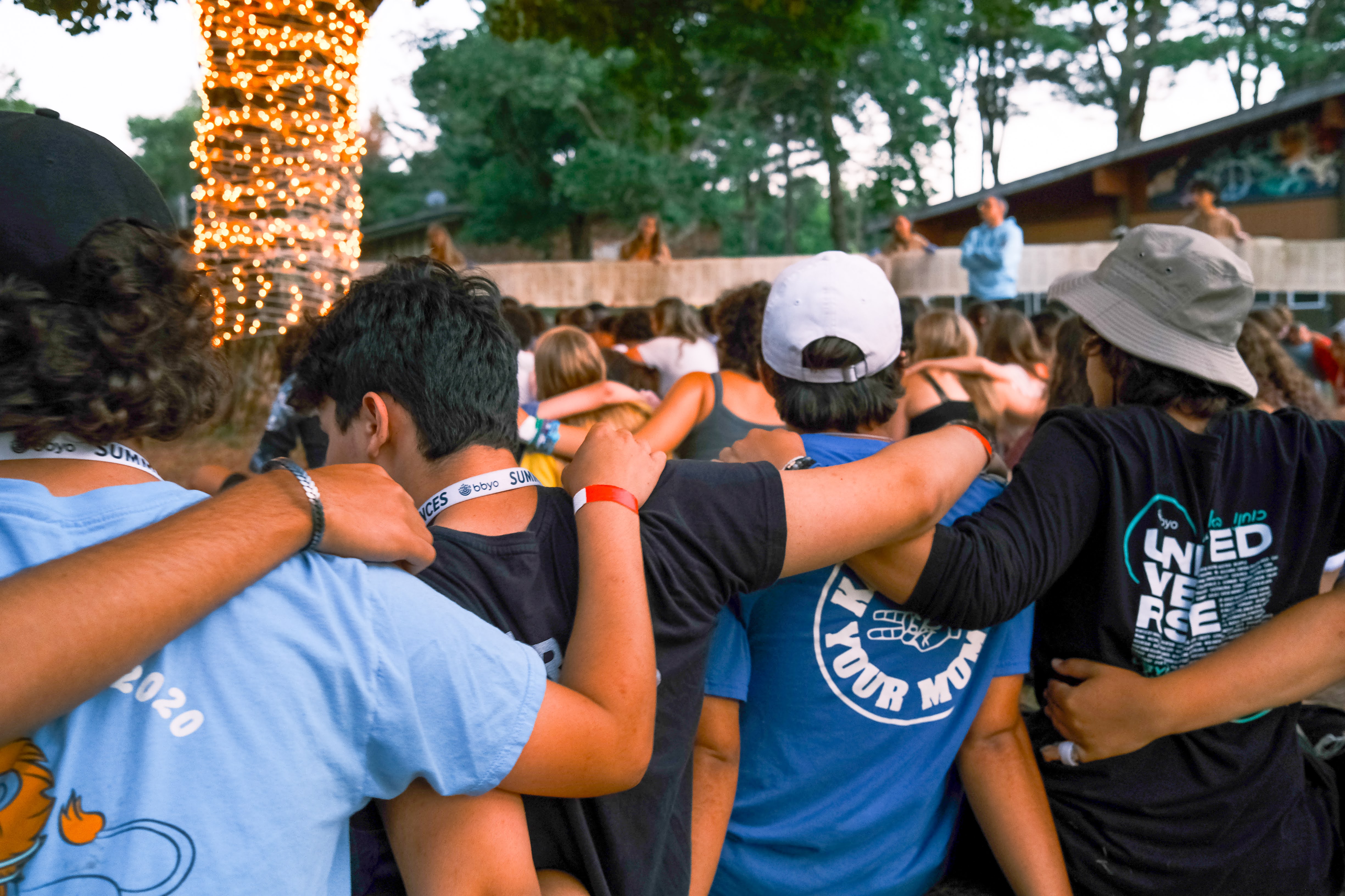 Un groupe de personnes faisant la fête sur scène