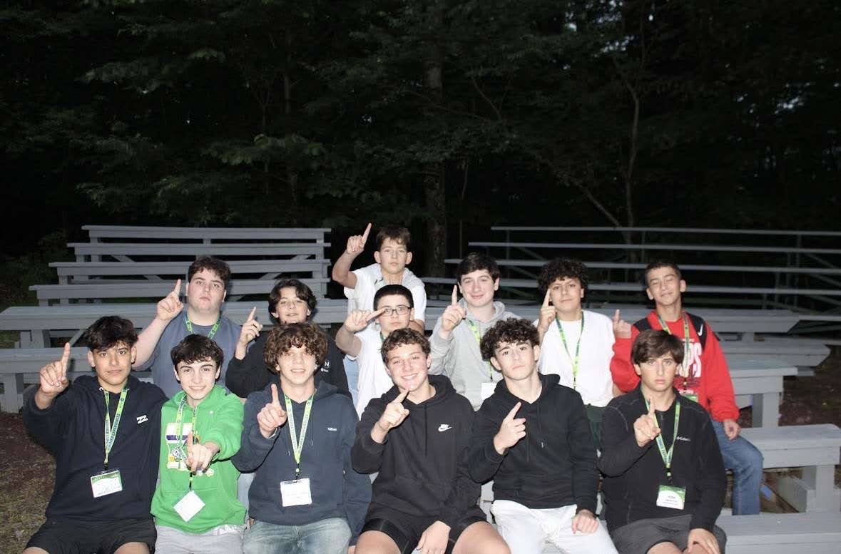 Un groupe de personnes faisant la fête sur scène