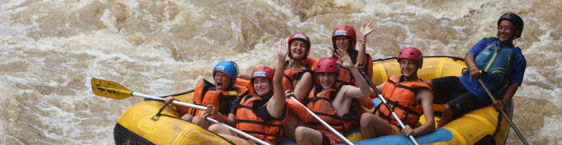 Un groupe de jeunes de tous horizons souriant lors d'un événement communautaire
