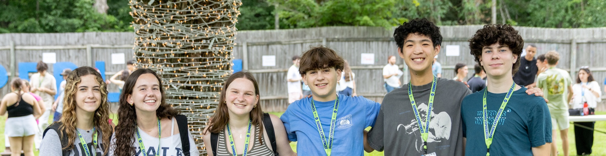 Un groupe de jeunes de tous horizons souriant lors d'un événement communautaire
