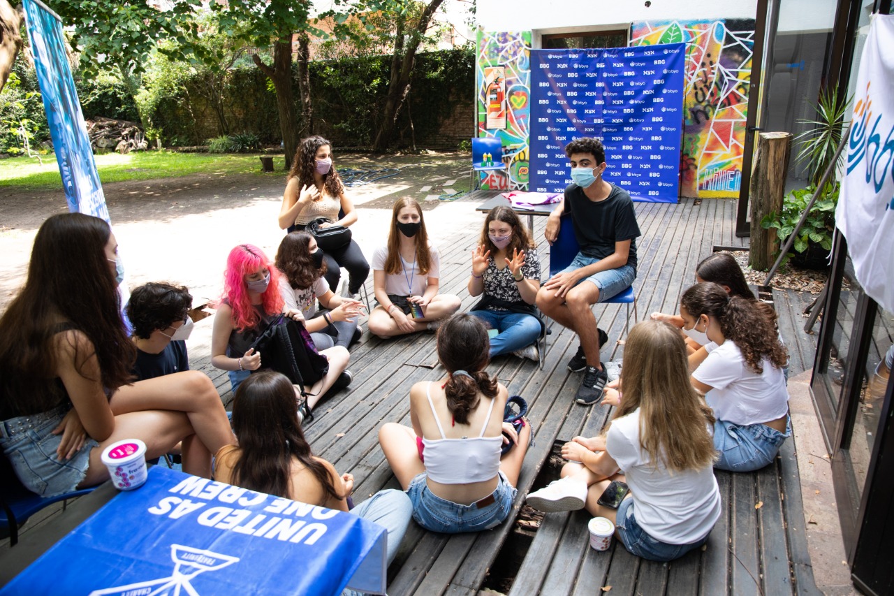 Un groupe de personnes faisant la fête sur scène