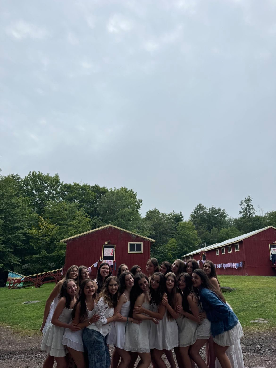 Un groupe de personnes faisant la fête sur scène