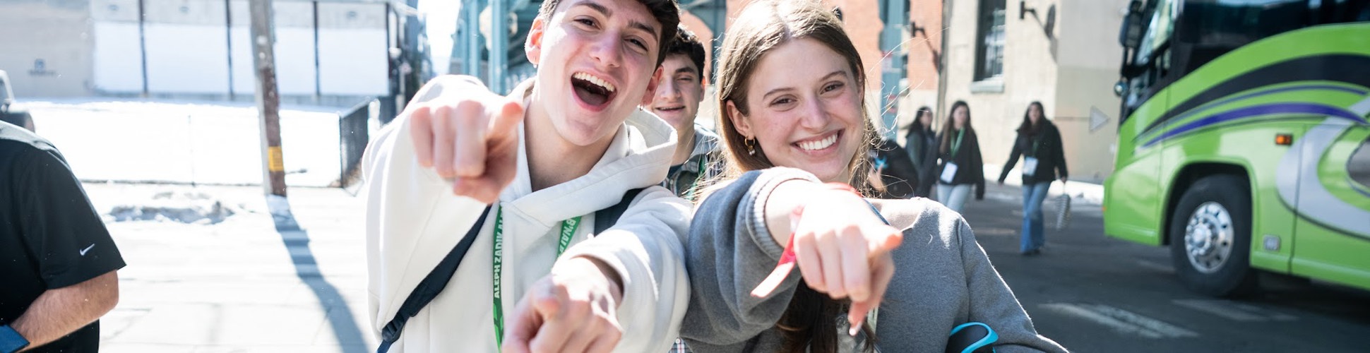 Un groupe de jeunes de tous horizons souriant lors d'un événement communautaire