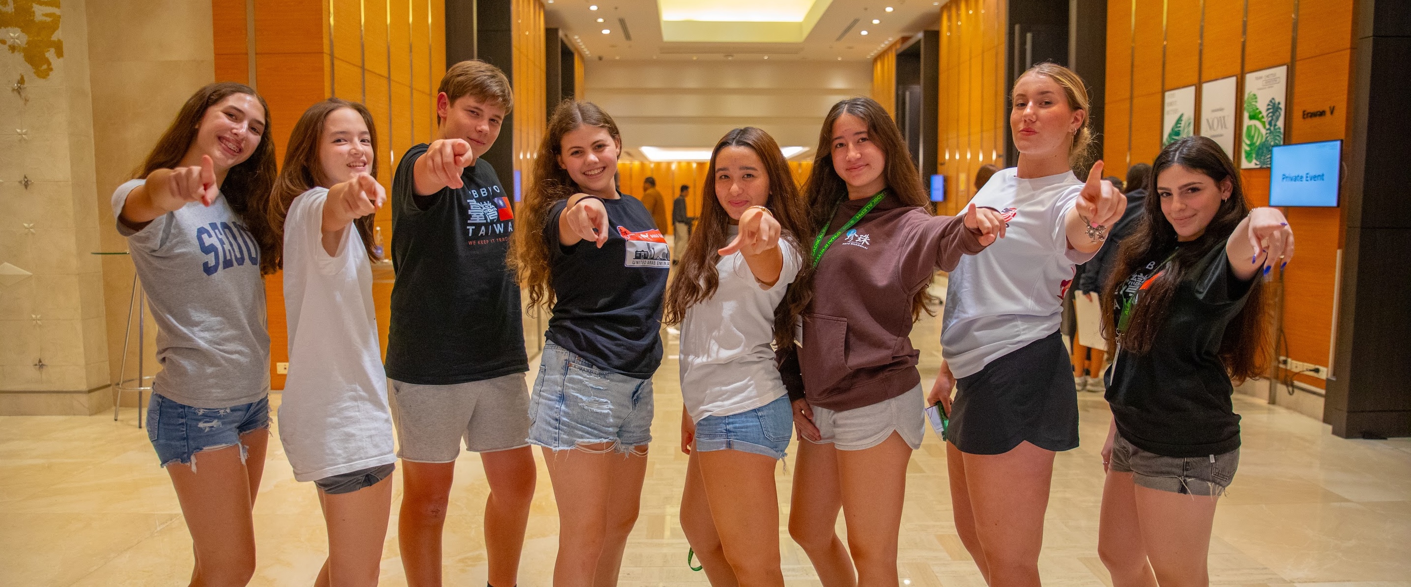 Un groupe de jeunes de tous horizons souriant lors d'un événement communautaire