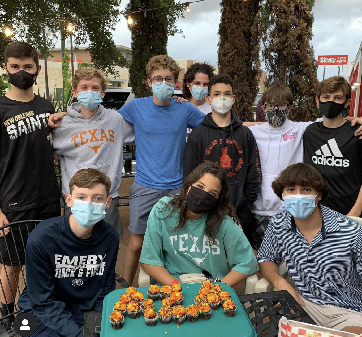 Un groupe de personnes faisant la fête sur scène