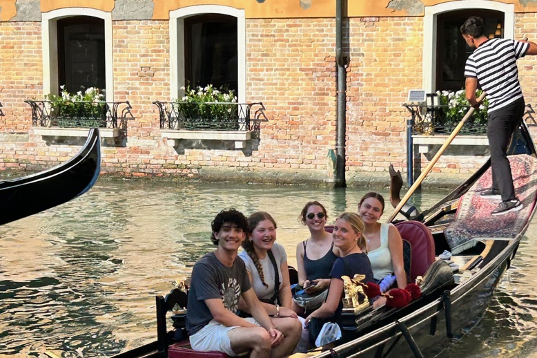 Un groupe de personnes souriant en plein air