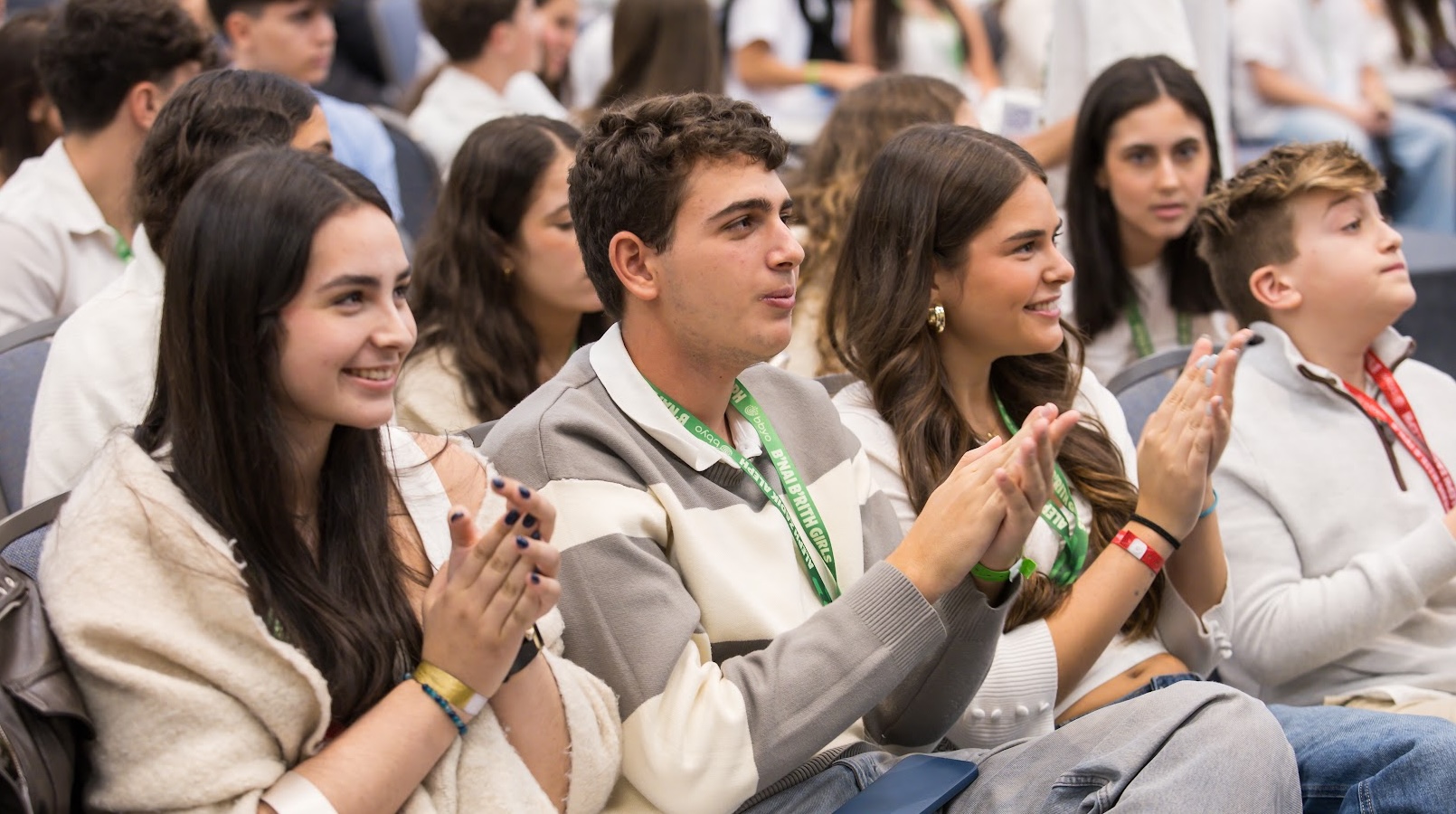 Un groupe de jeunes de tous horizons souriant lors d'un événement communautaire