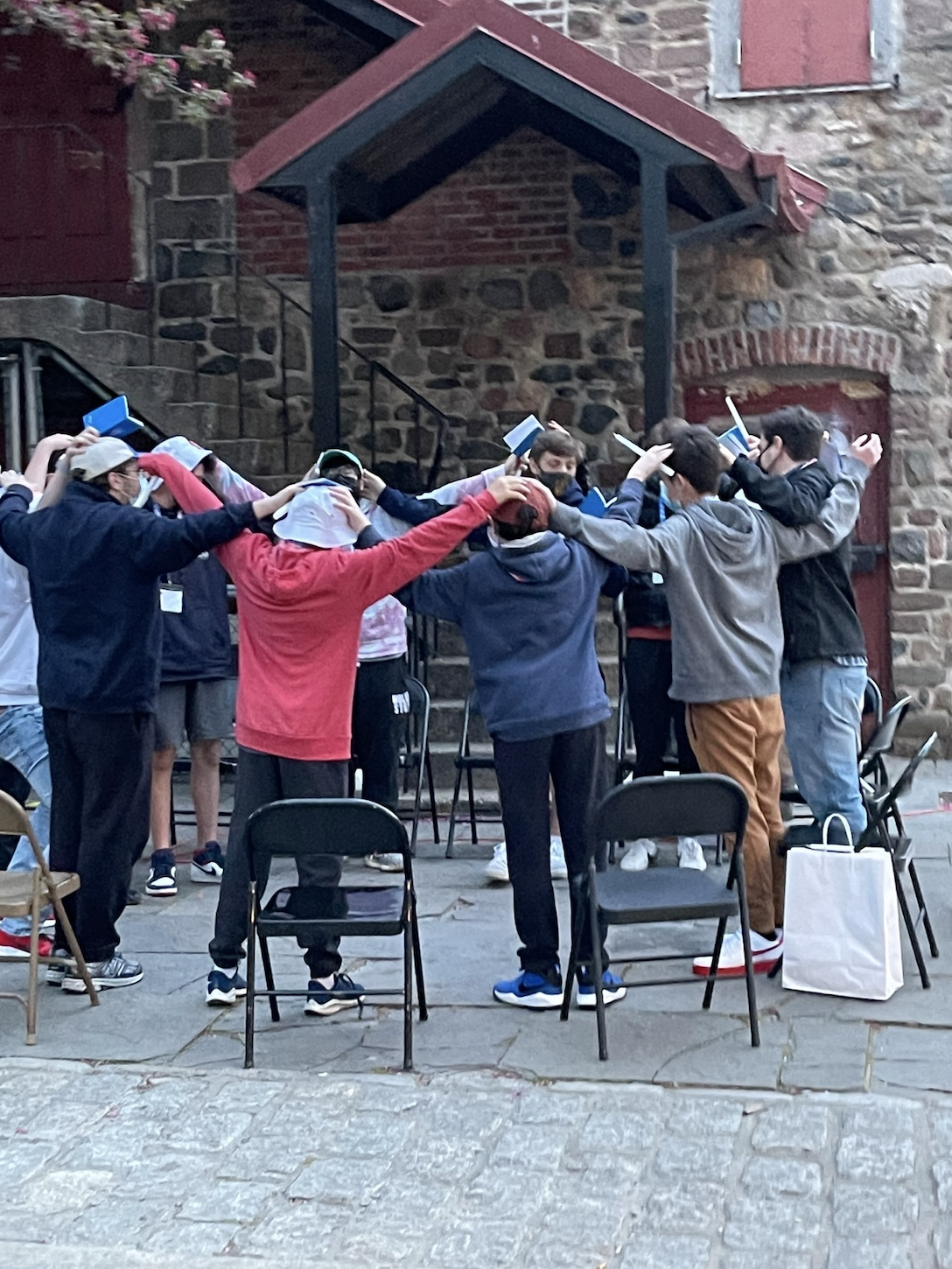 Un groupe de personnes faisant la fête sur scène