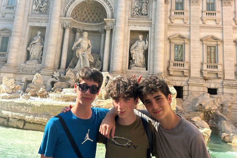 Un groupe de personnes souriant en plein air