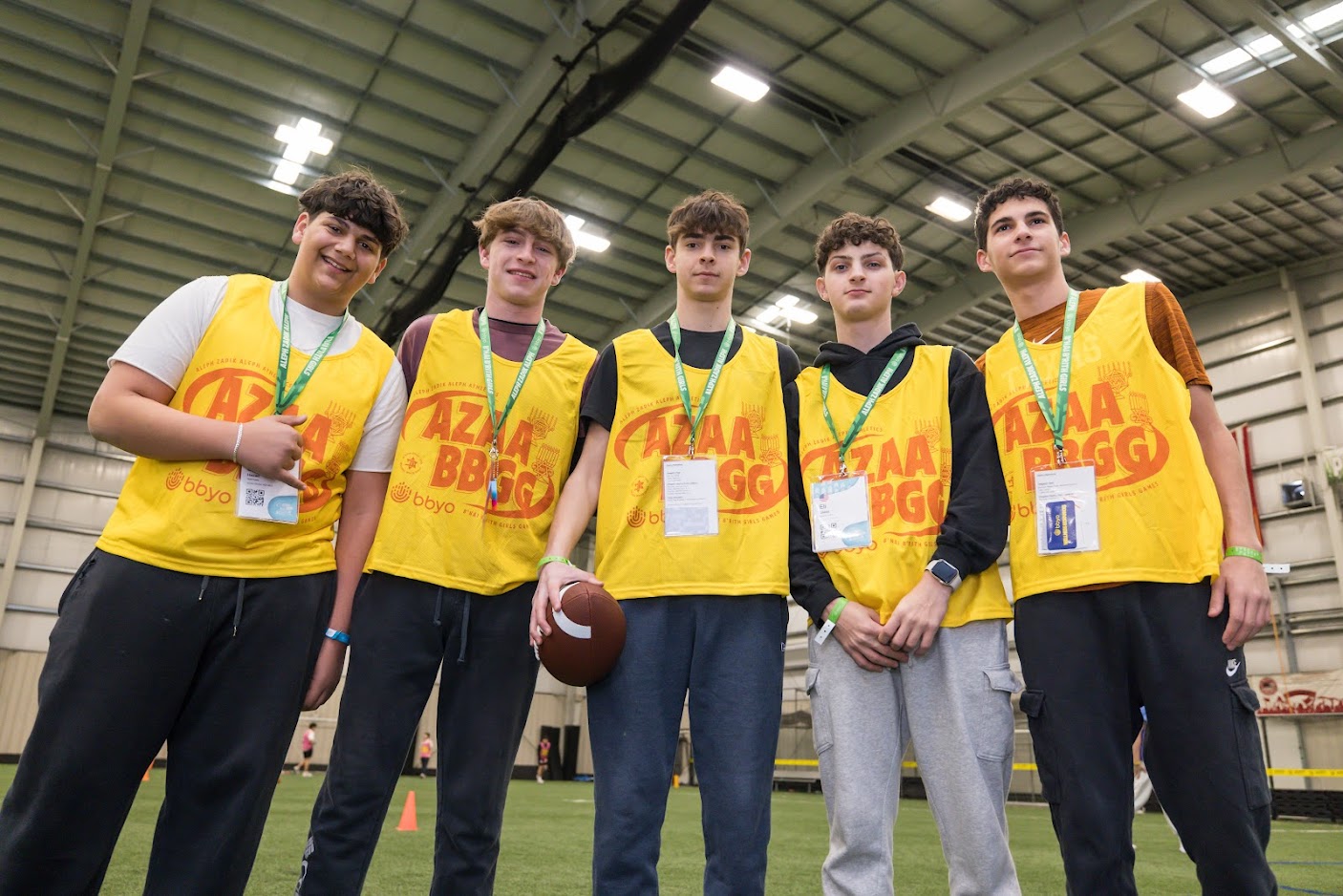 Un groupe de jeunes de tous horizons souriant lors d'un événement communautaire