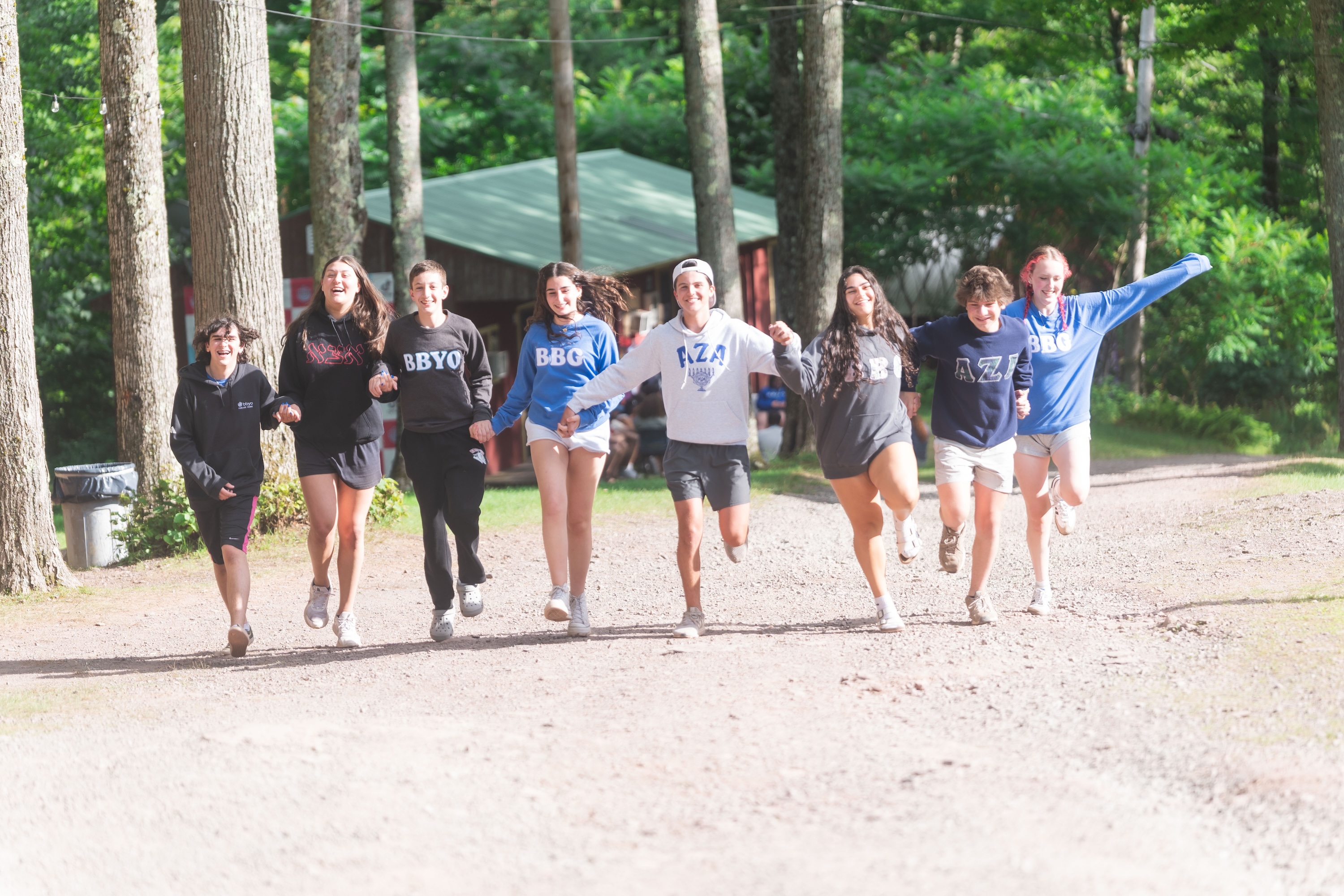 Un groupe de jeunes de tous horizons souriant lors d'un événement communautaire