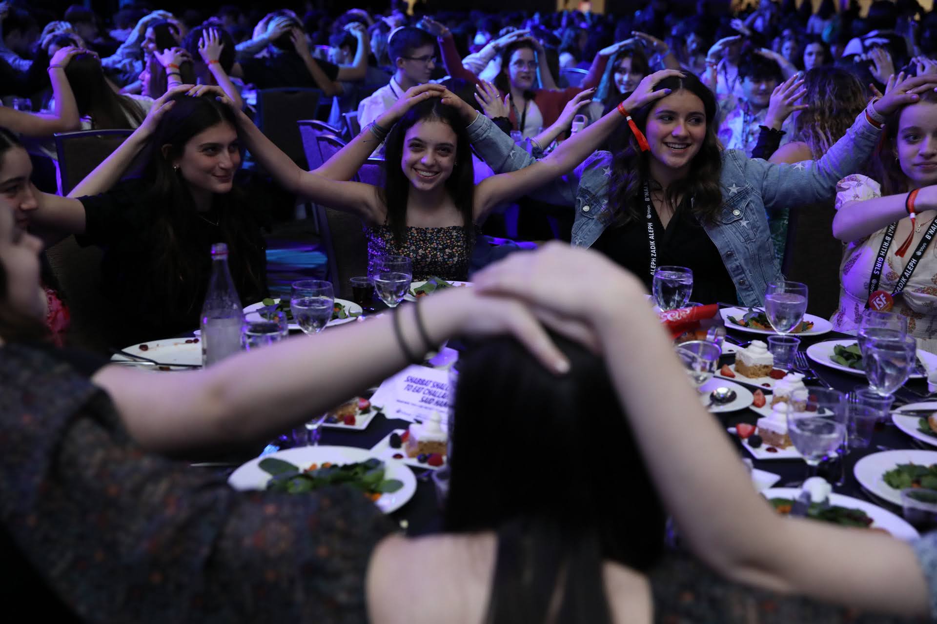 Un groupe de personnes faisant la fête sur scène