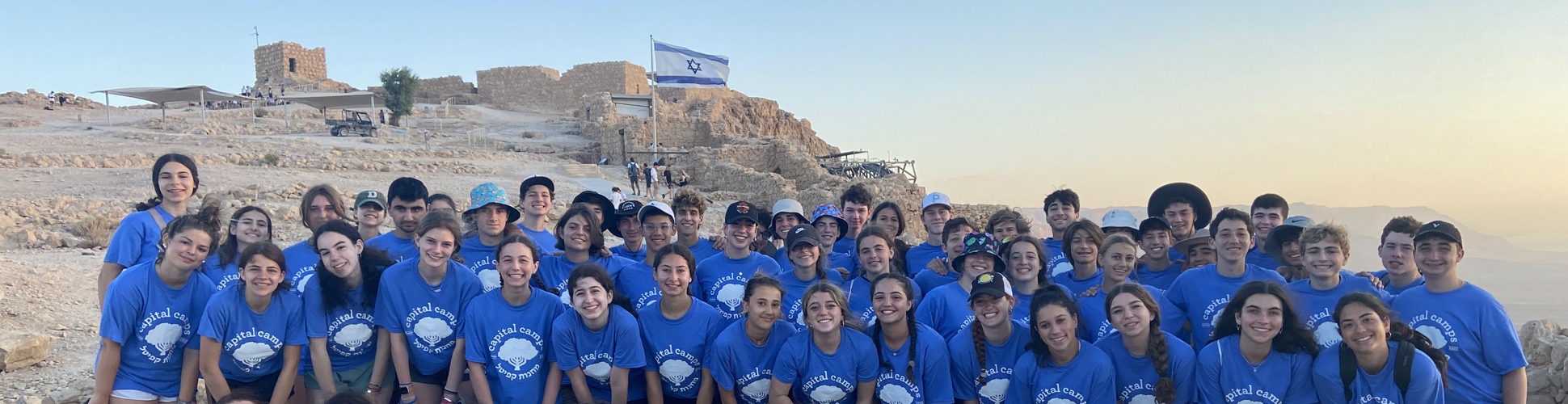 Un groupe de jeunes de tous horizons souriant lors d'un événement communautaire