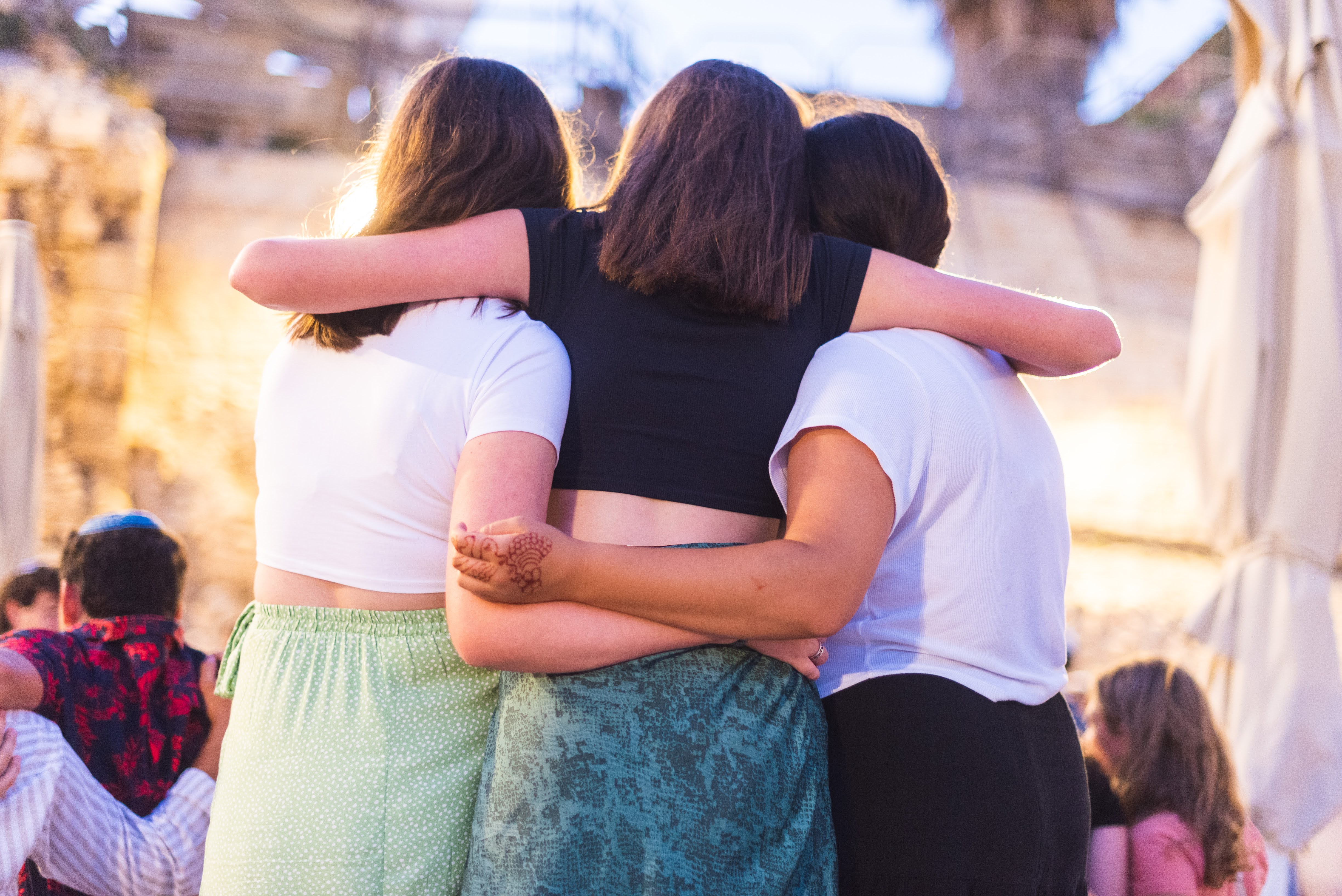 Un groupe de personnes faisant la fête sur scène