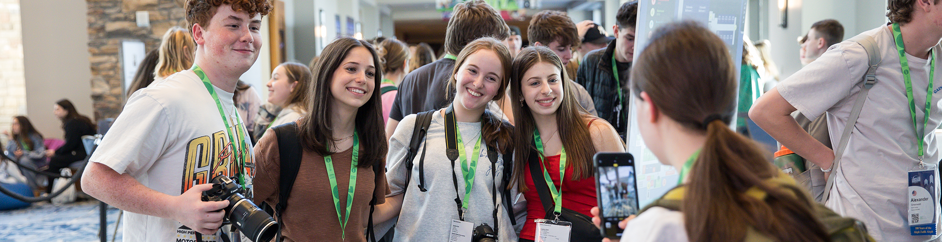 Un groupe de jeunes de tous horizons souriant lors d'un événement communautaire