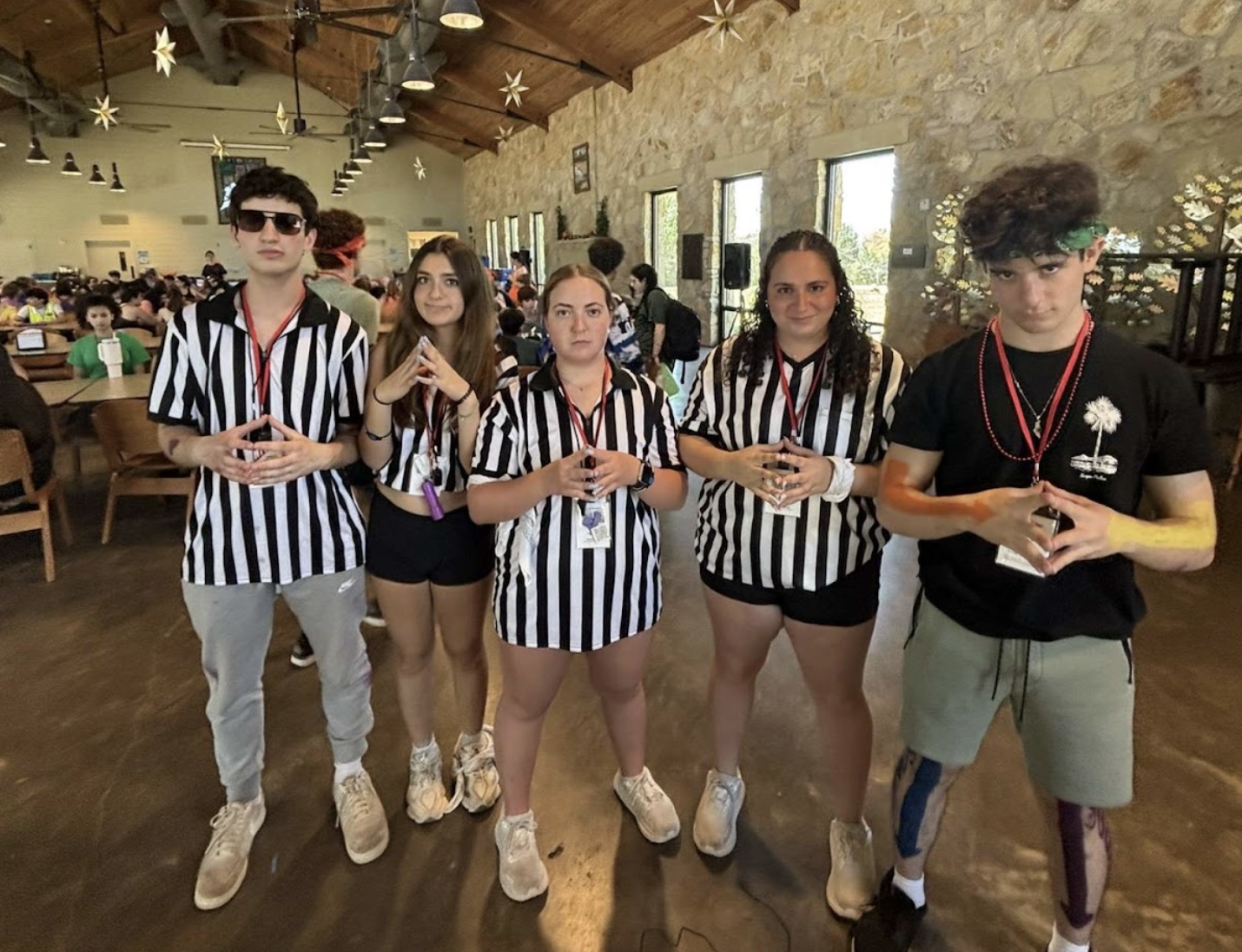 Un groupe de personnes faisant la fête sur scène
