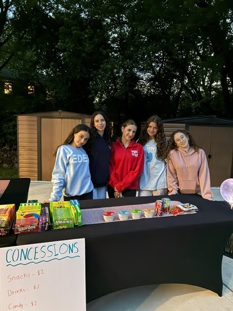 Un groupe de personnes faisant la fête sur scène