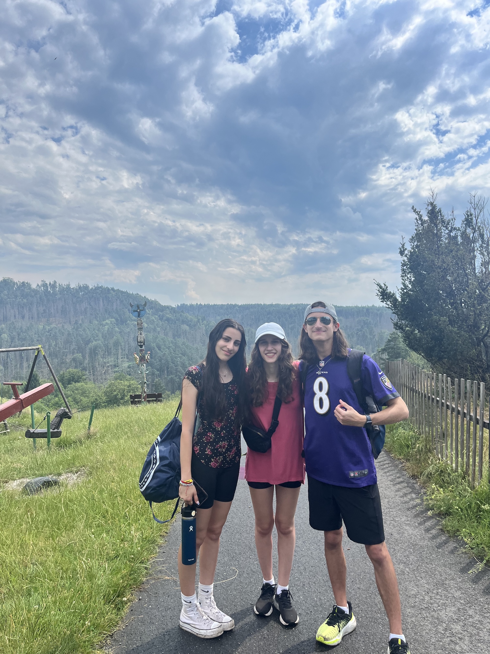 Un groupe de personnes souriant en plein air