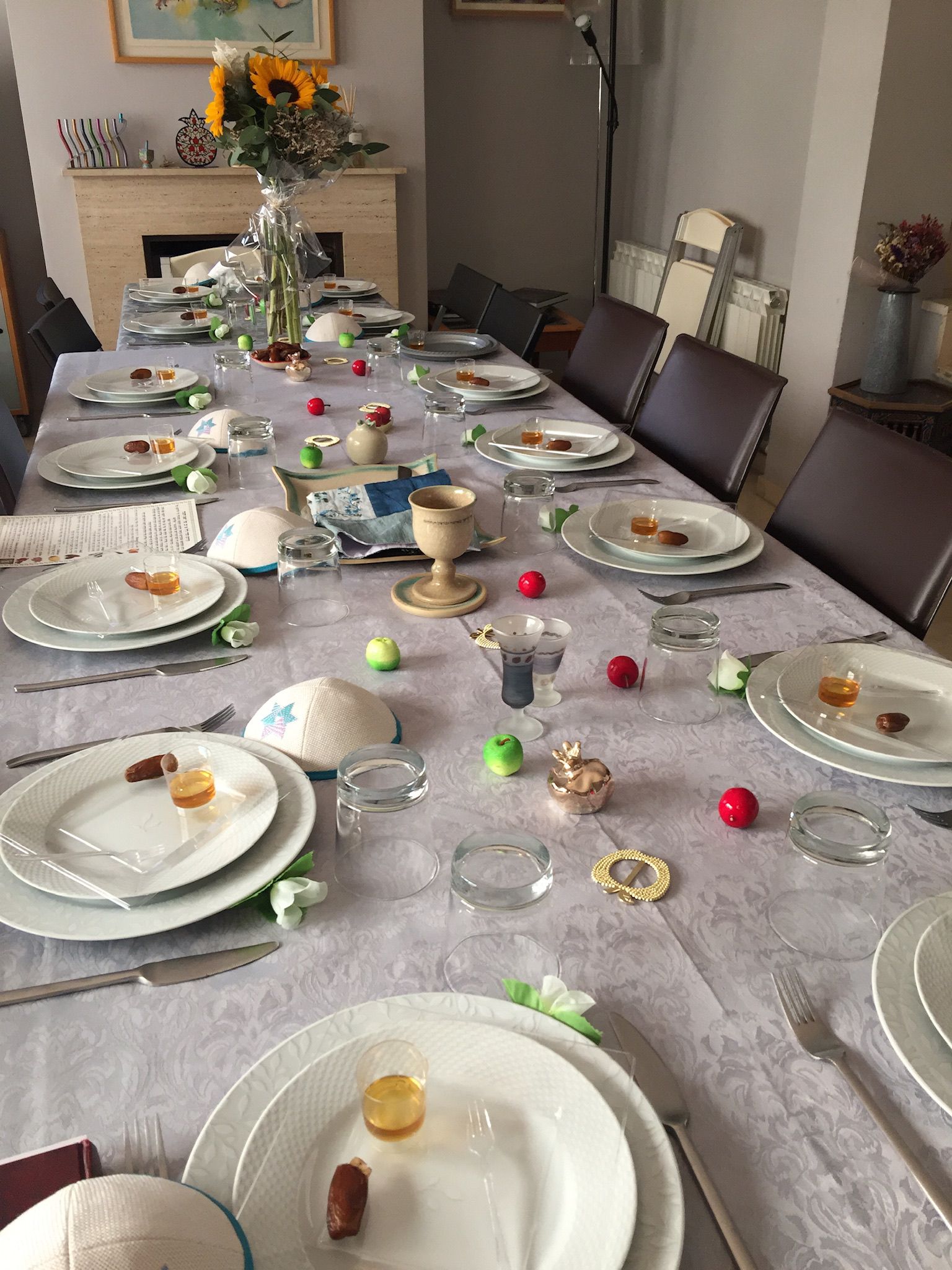 Un groupe de personnes faisant la fête sur scène