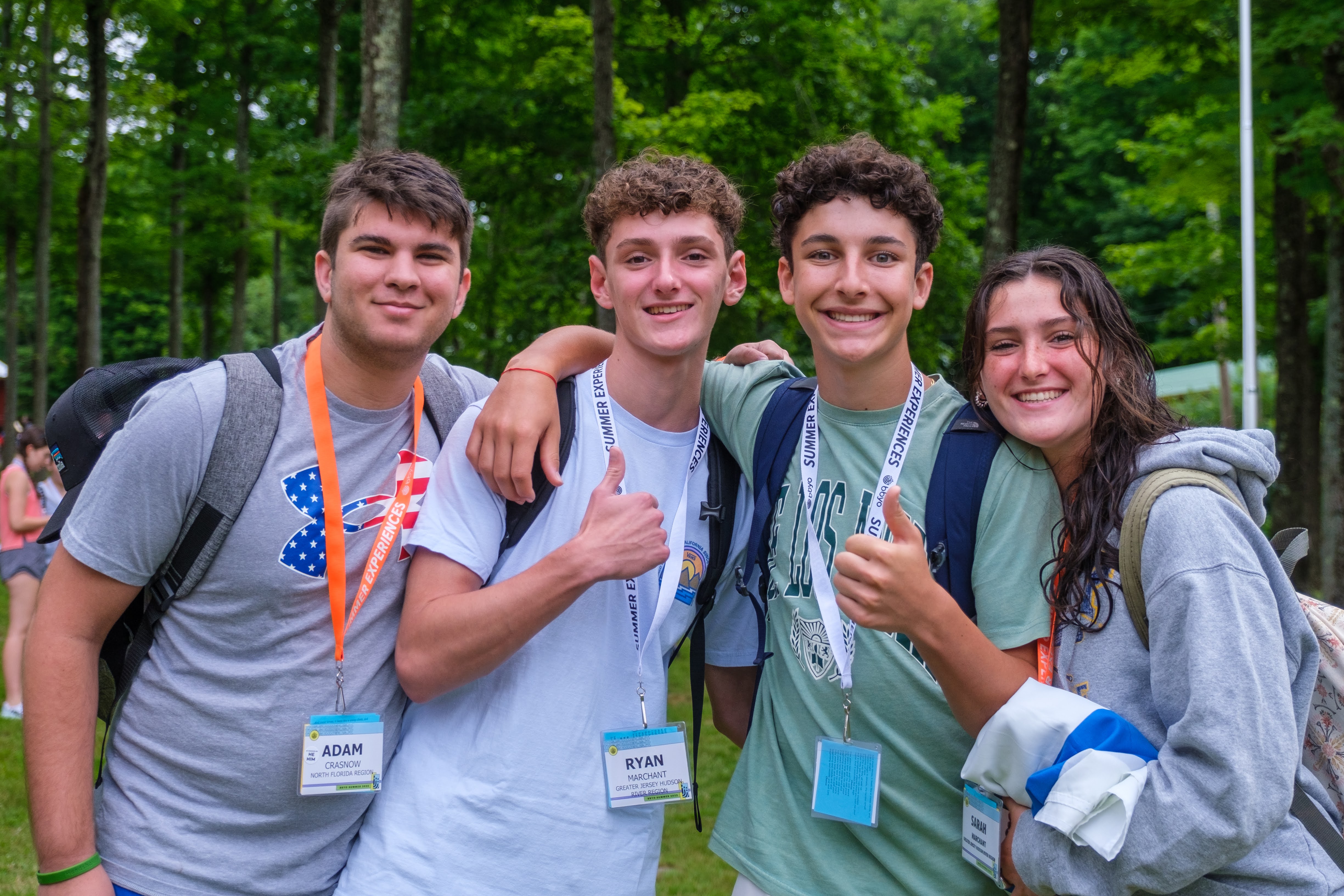 Un groupe de personnes faisant la fête sur scène