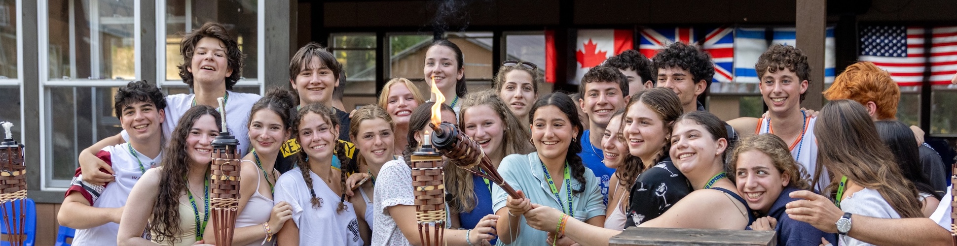 Un groupe de jeunes de tous horizons souriant lors d'un événement communautaire