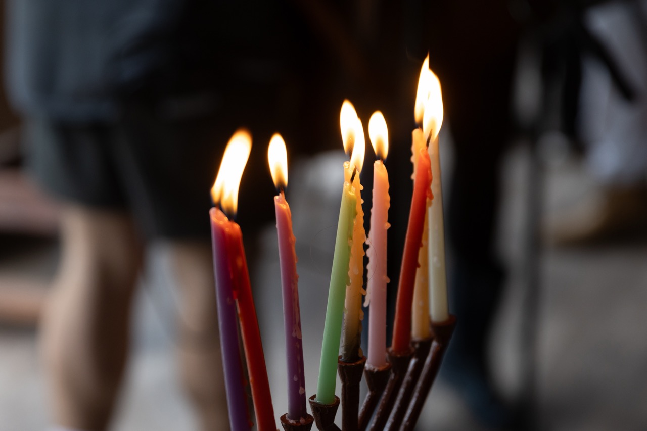 Un groupe de personnes faisant la fête sur scène