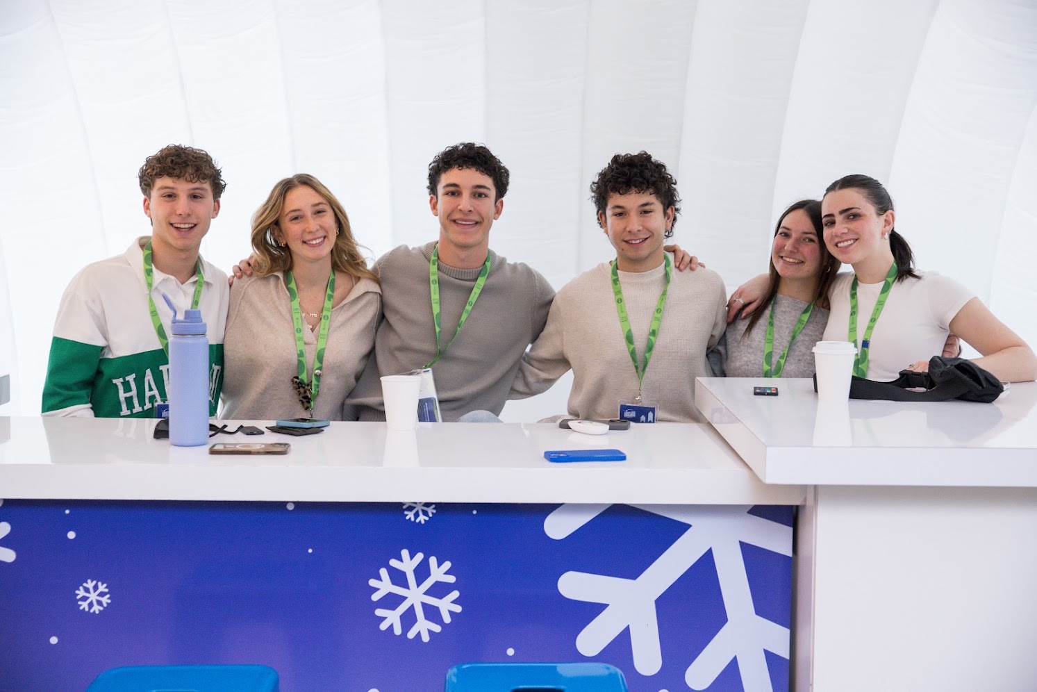 Un groupe de jeunes de tous horizons souriant lors d'un événement communautaire