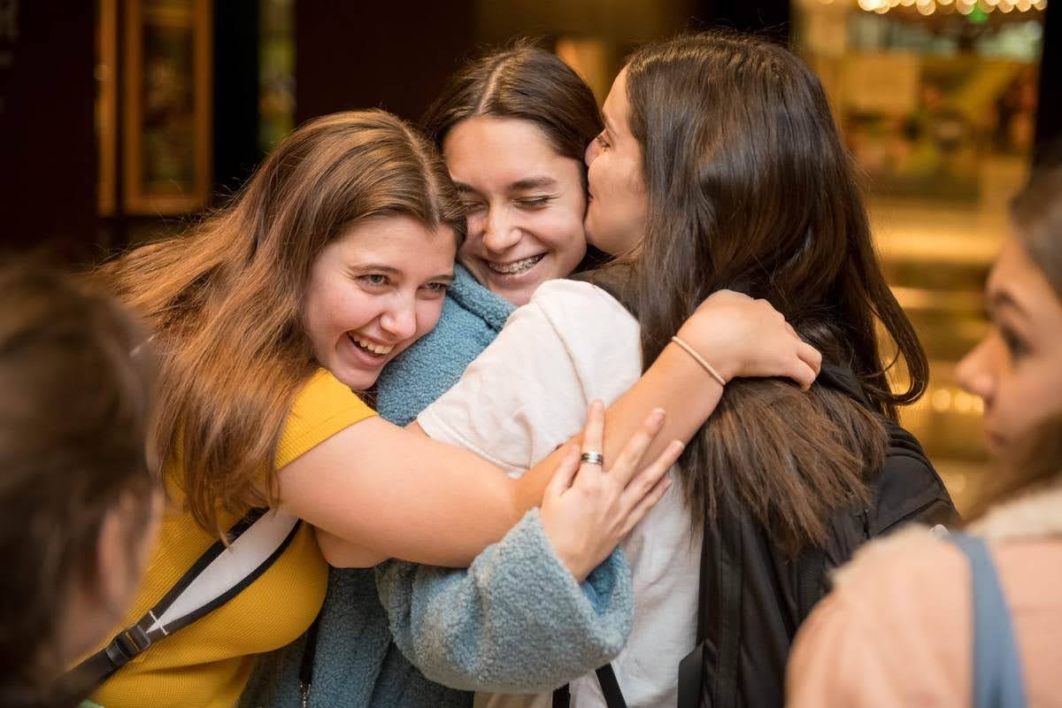 Un groupe de personnes faisant la fête sur scène