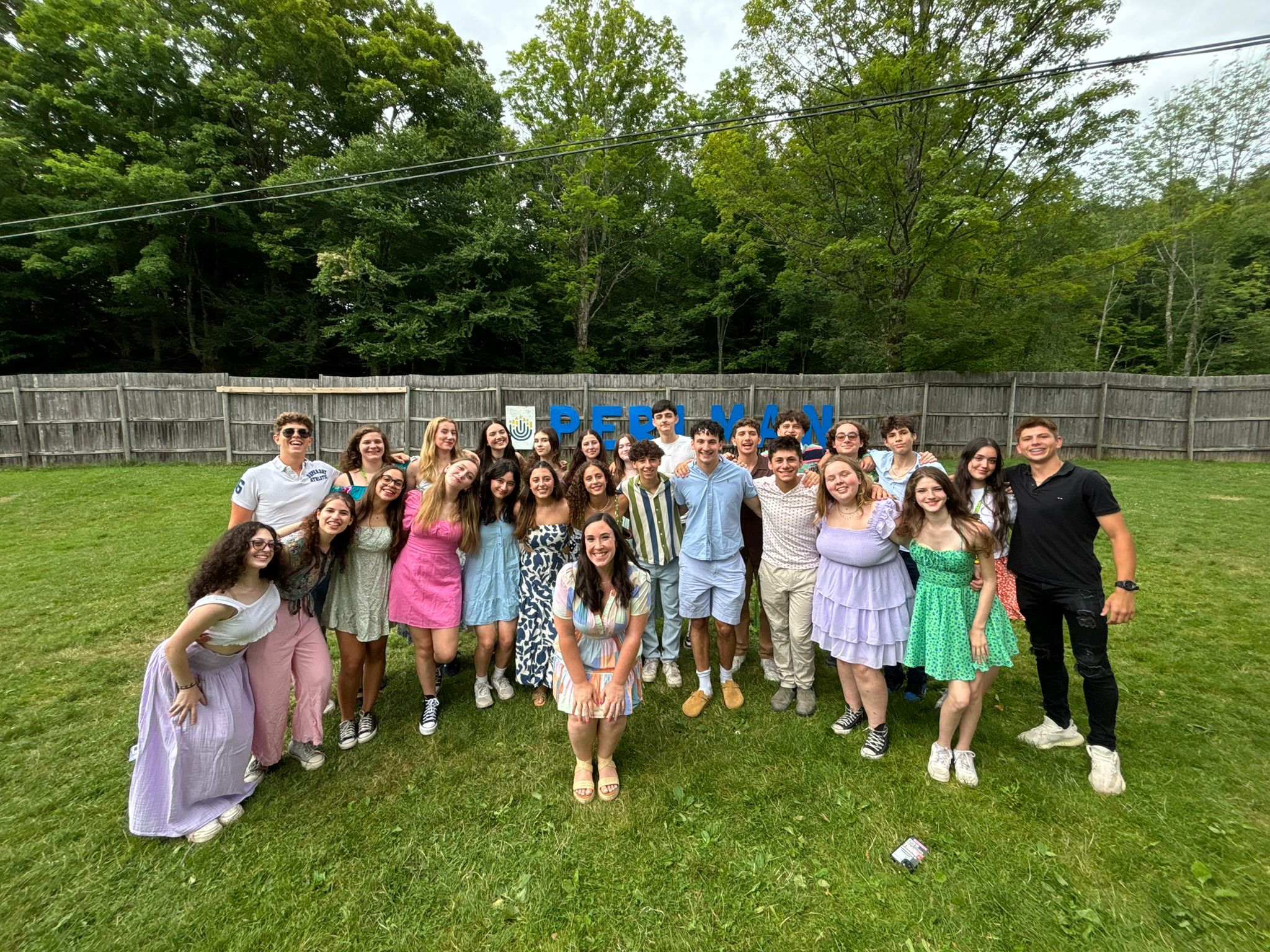 Un groupe de personnes faisant la fête sur scène