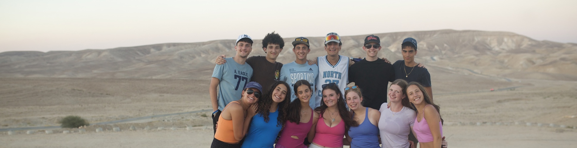 Un groupe de jeunes de tous horizons souriant lors d'un événement communautaire