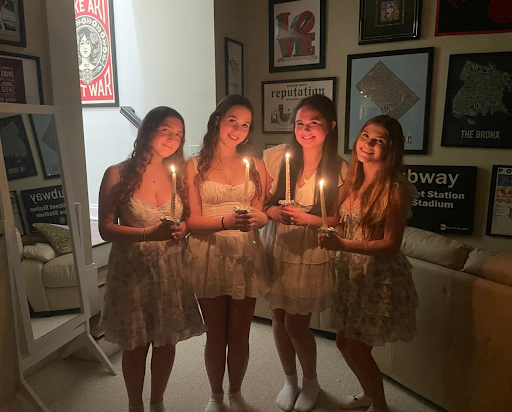 Un groupe de personnes faisant la fête sur scène
