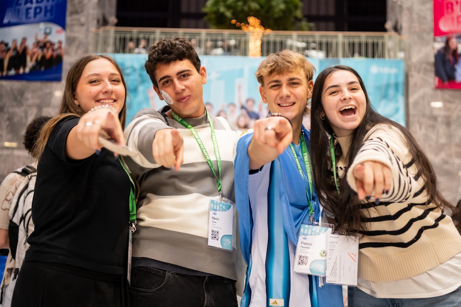 Un groupe de jeunes de tous horizons souriant lors d'un événement communautaire
