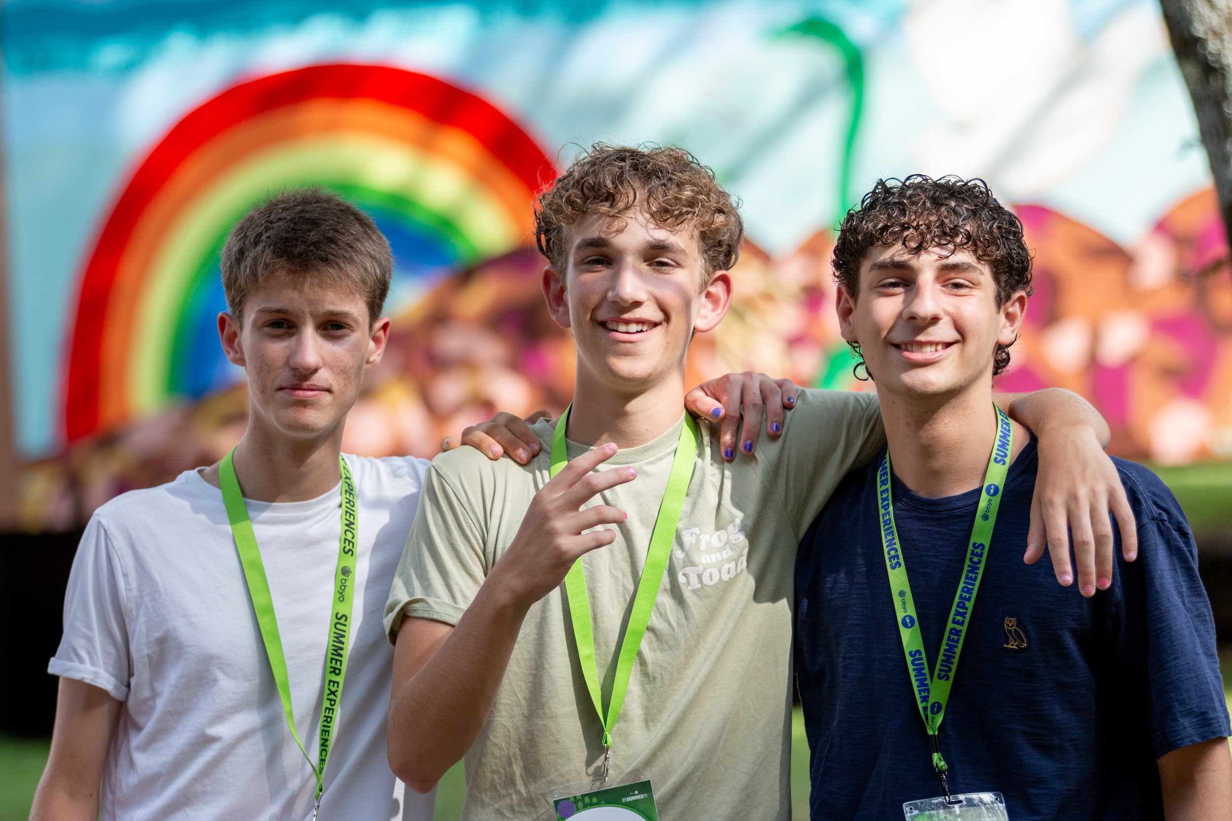Un groupe de personnes souriant en plein air