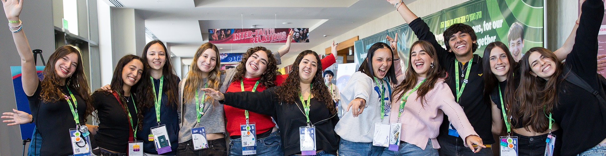 Un groupe de jeunes de tous horizons souriant lors d'un événement communautaire