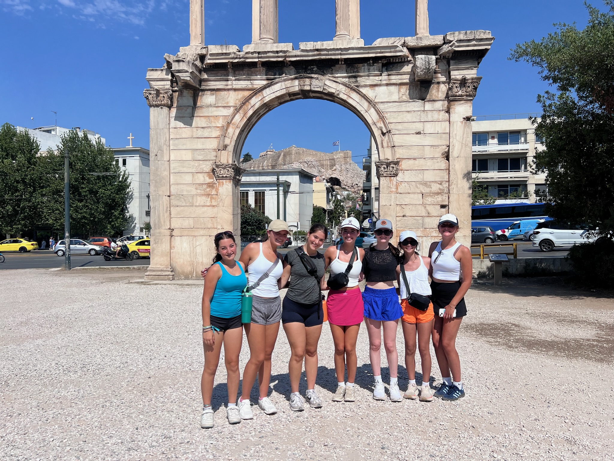 Un groupe de personnes souriant en plein air