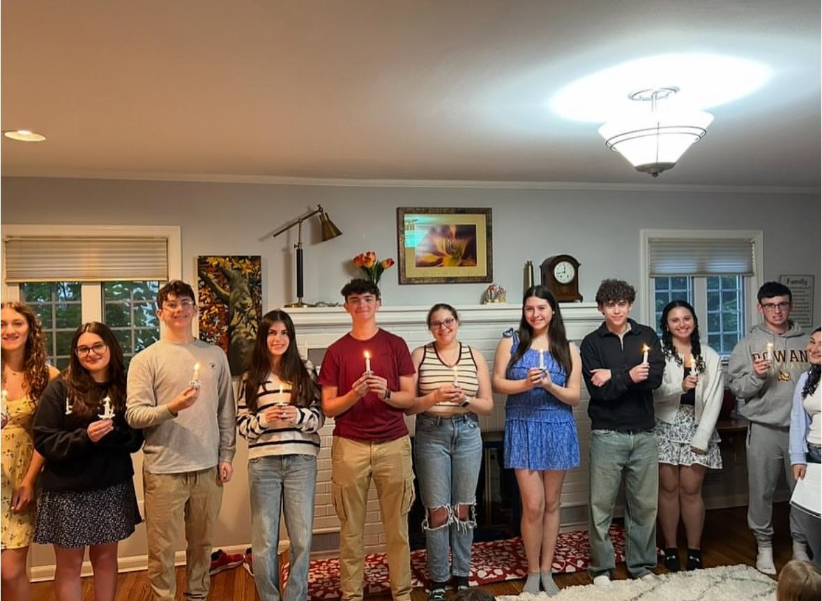 Un groupe de personnes faisant la fête sur scène