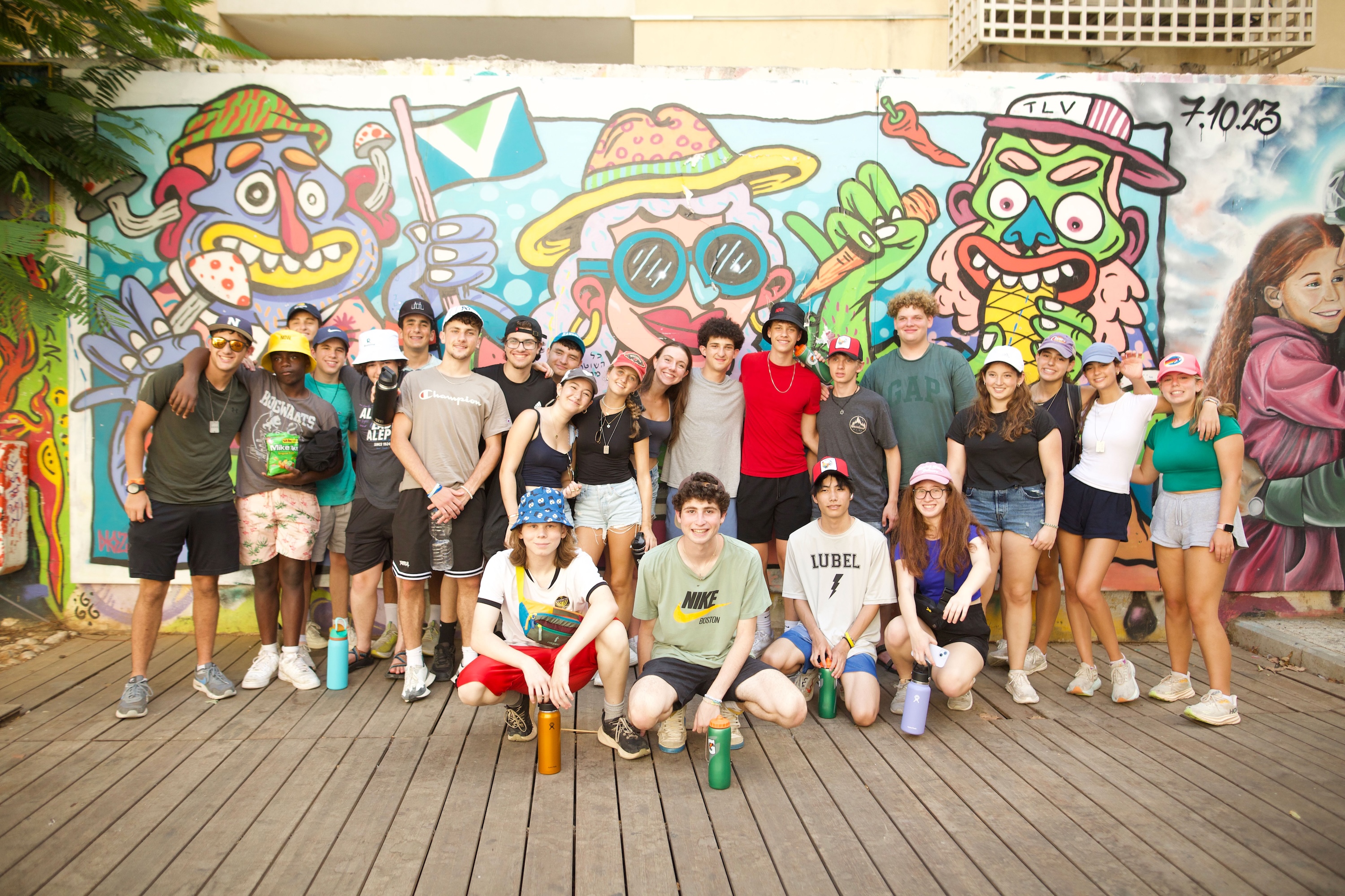 Un groupe de jeunes de tous horizons souriant lors d'un événement communautaire