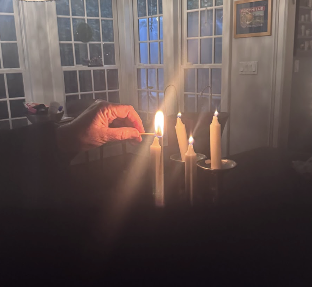 Un groupe de personnes faisant la fête sur scène