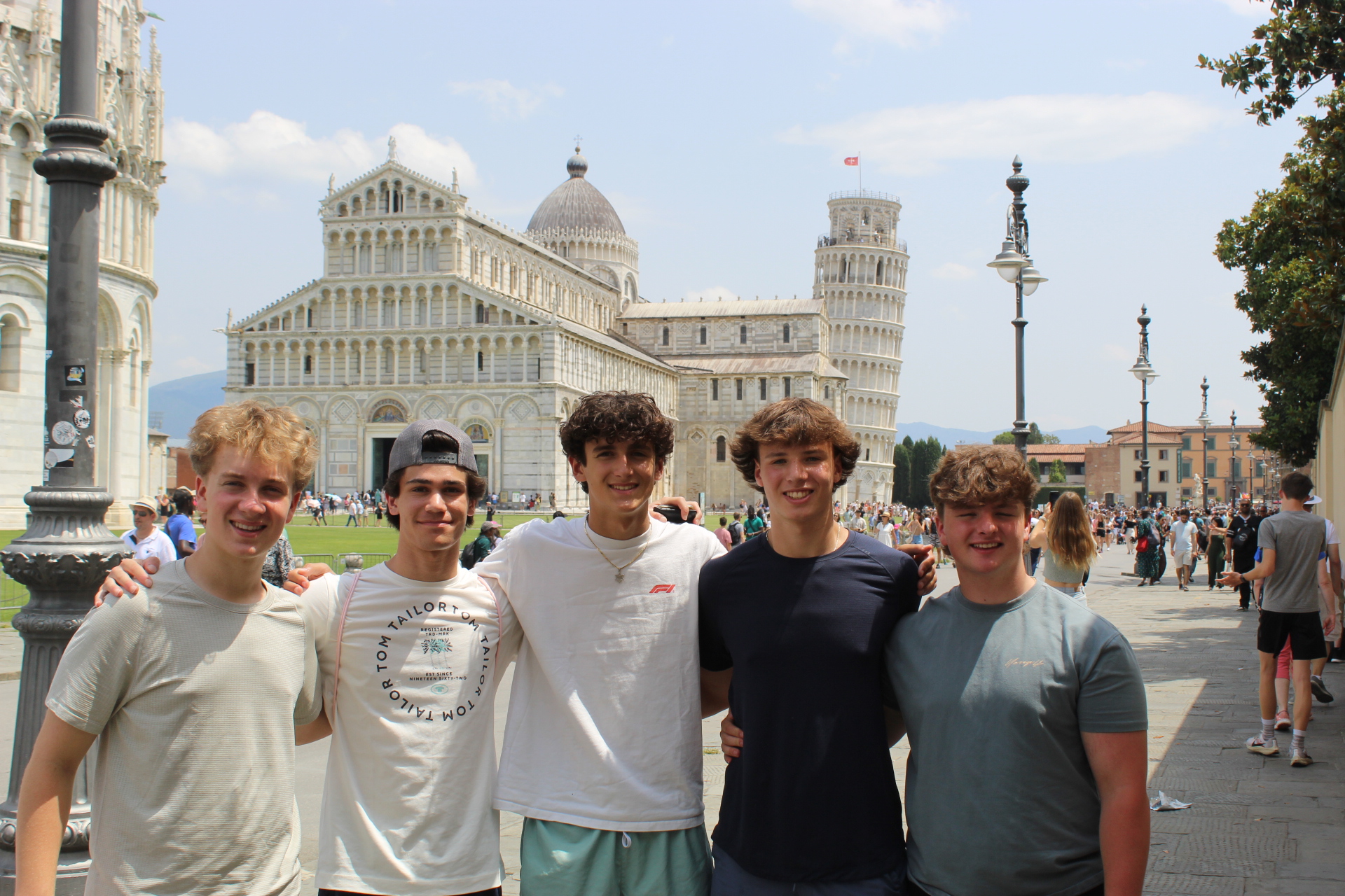 Un groupe de personnes souriant en plein air