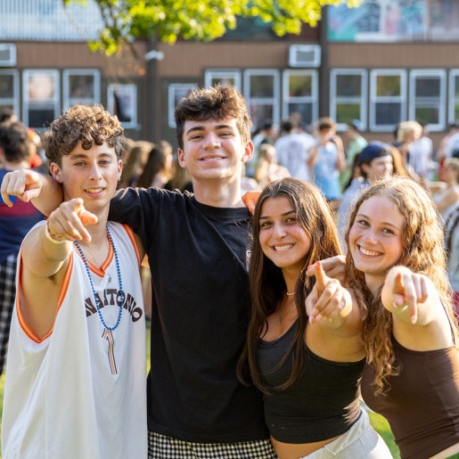 Trois amis assis dans un hamac