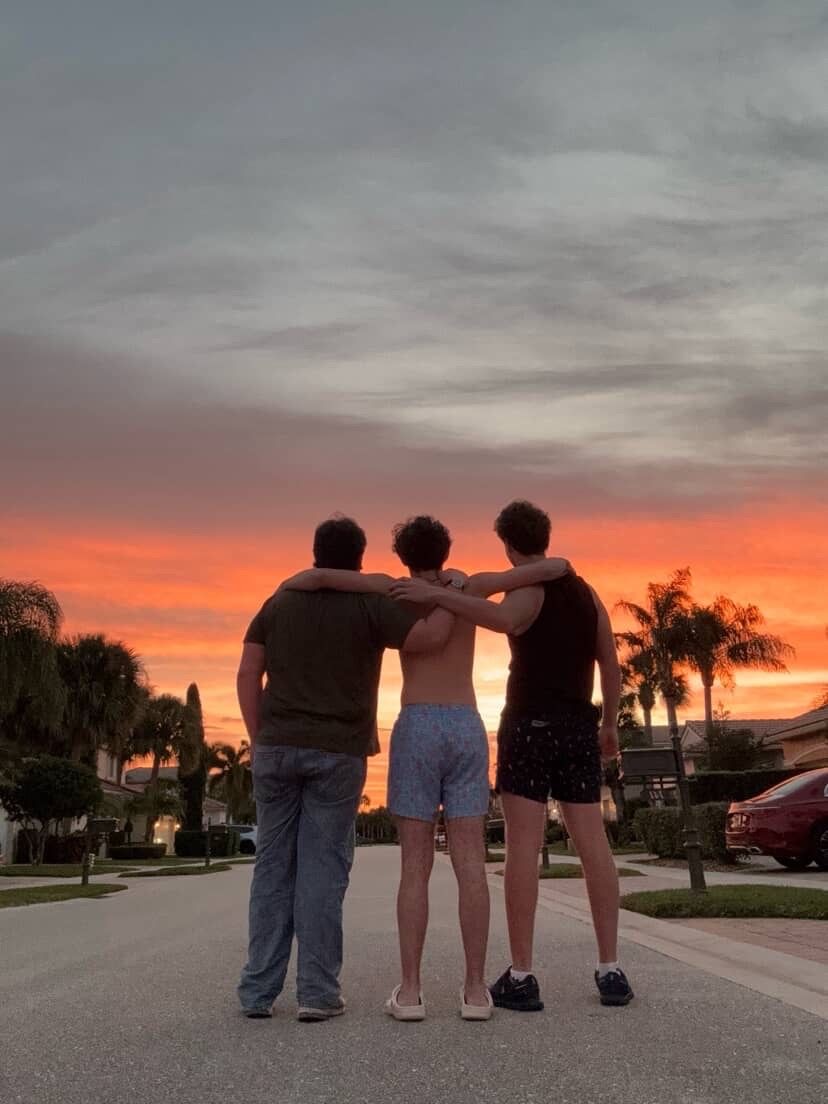 Un groupe de personnes faisant la fête sur scène