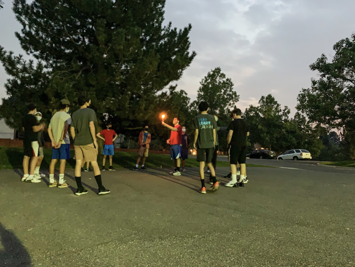 Un groupe de personnes faisant la fête sur scène