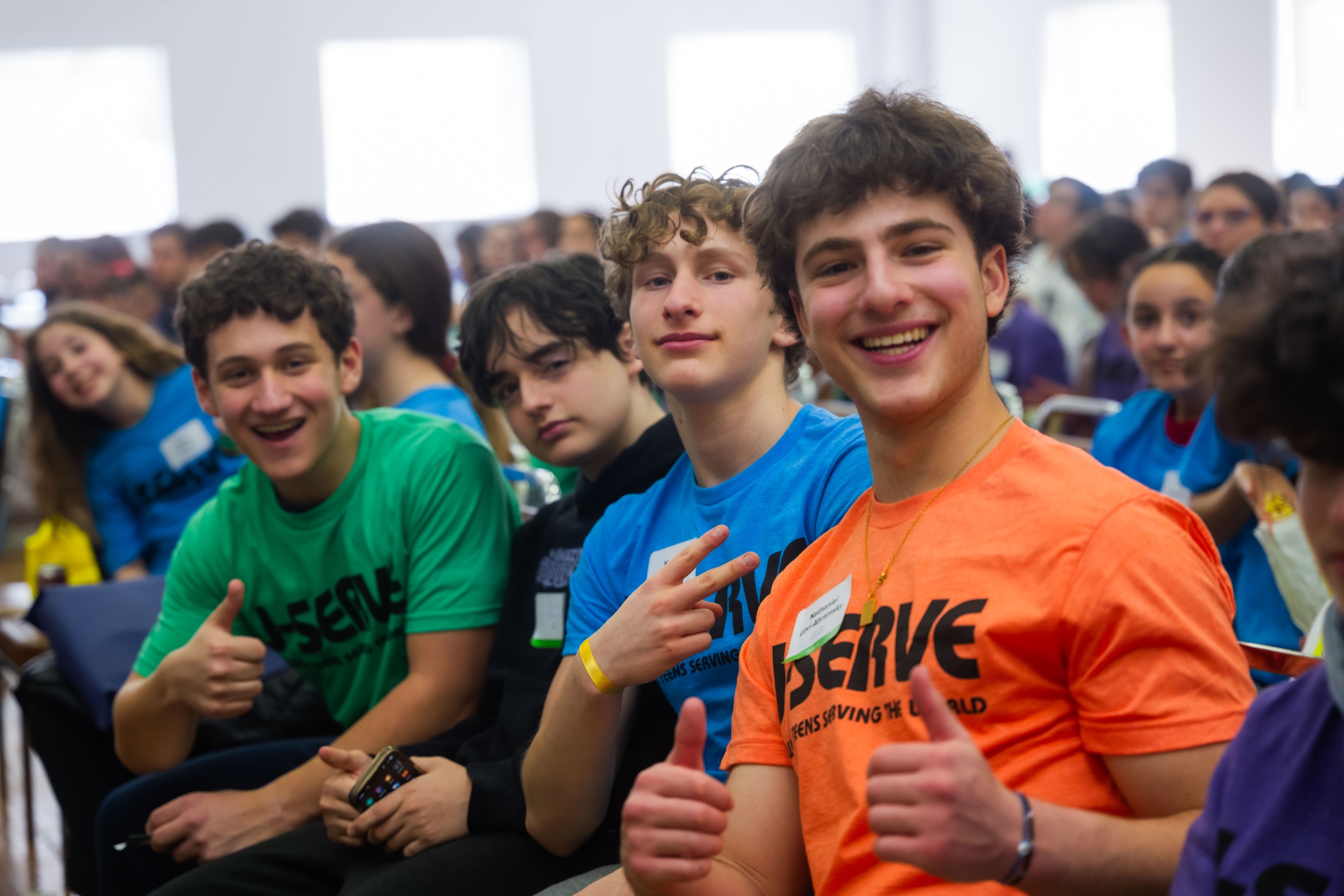 Un groupe de jeunes de tous horizons souriant lors d'un événement communautaire