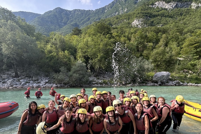Un groupe de personnes souriant en plein air