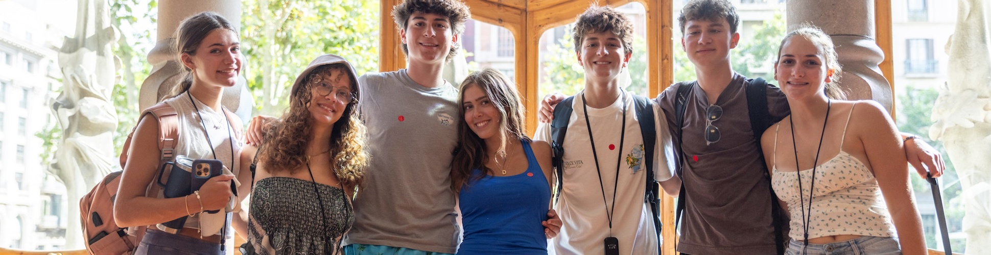 Un groupe de jeunes de tous horizons souriant lors d'un événement communautaire