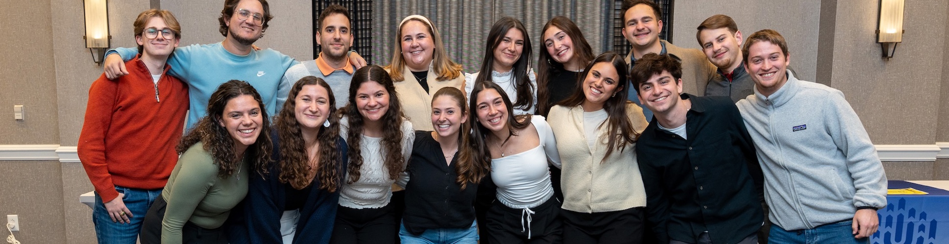 Un groupe de jeunes de tous horizons souriant lors d'un événement communautaire