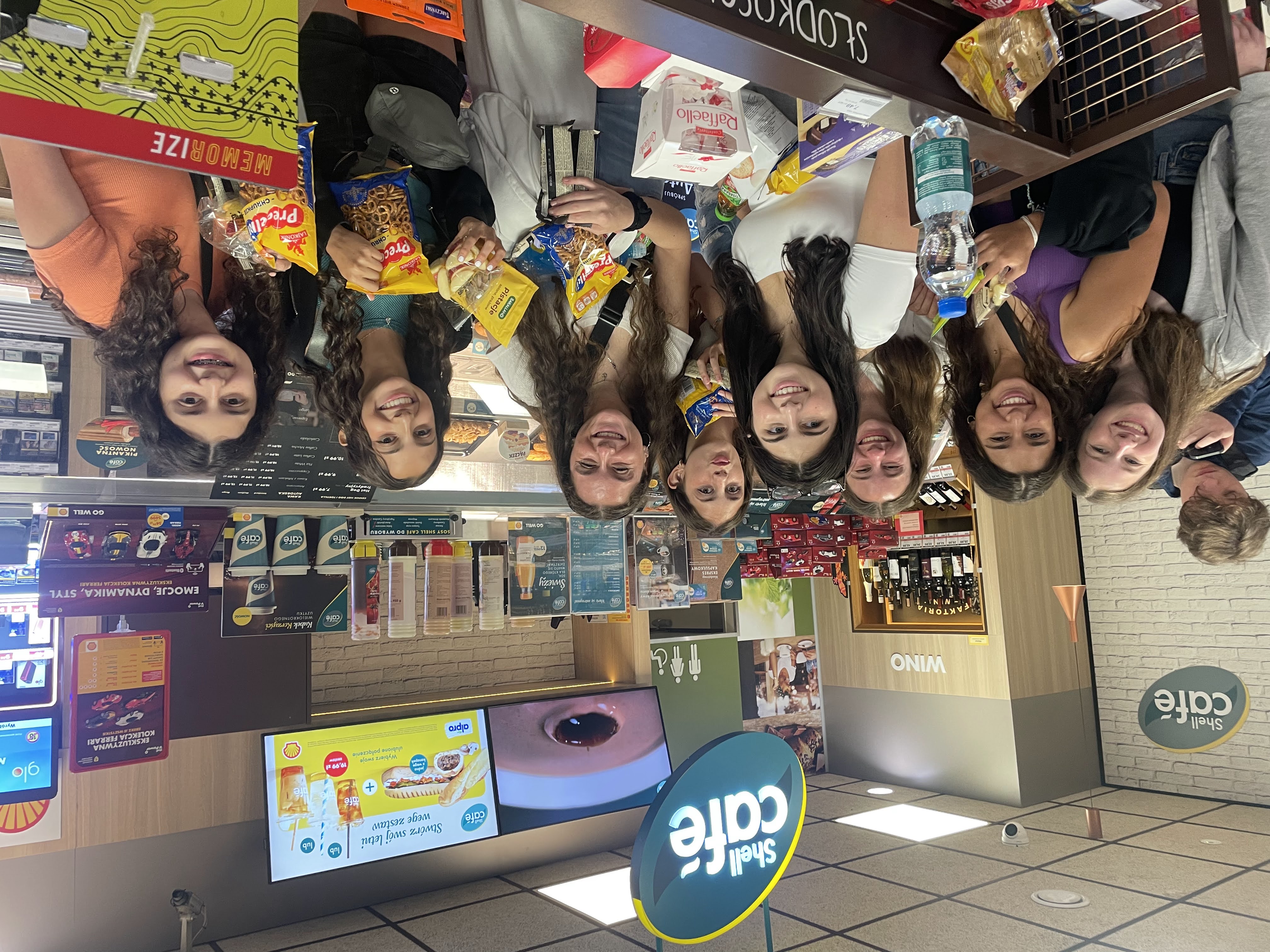 Un groupe de personnes faisant la fête sur scène
